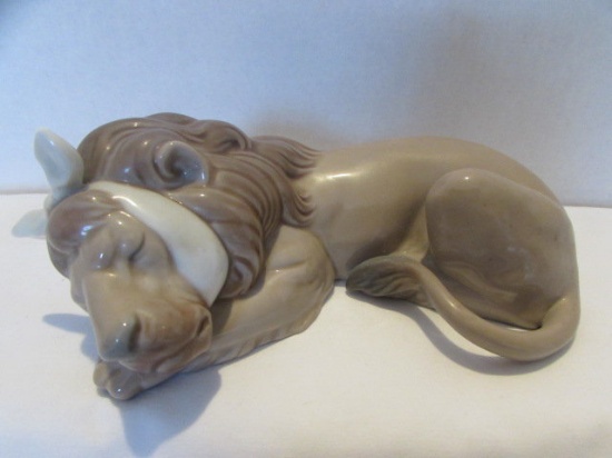 Lladro Figurine--"Painful Lion", #5022, Retired.