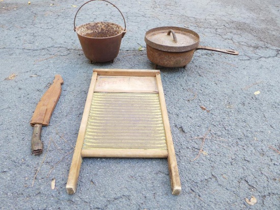 Antique Iron 3-Leg Pot with Bail Handle, #10 Pot