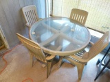 Round Plastic Table W/ 4 Chairs