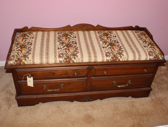 Lane Cedar Chest w/Cushioned Top