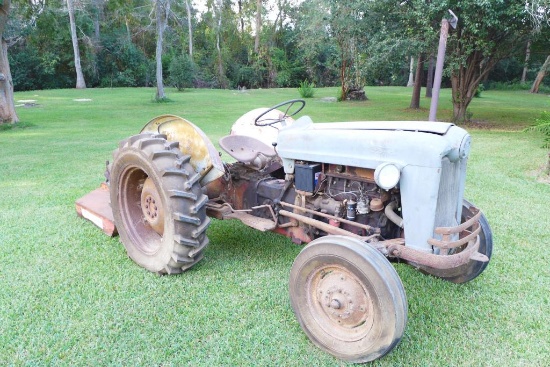 Ford 600 Tractor, 4 Cylinder, 5-Speed