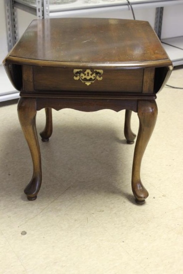 Queen Anne Style Drop Leaf Side Table: 19" x 26"