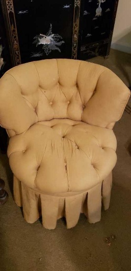 Tufted Vanity Chair w/Skirt