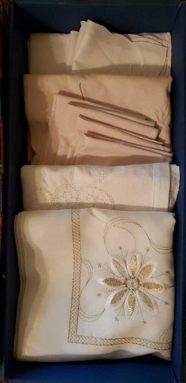 Assorted Linens 36" Sq Tablecloth w/4Matching