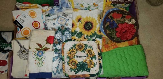 Assorted Kitchen Linens