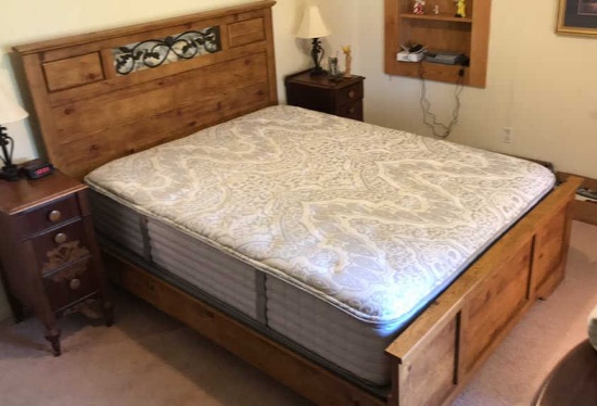 Pine Queen-Size Bed