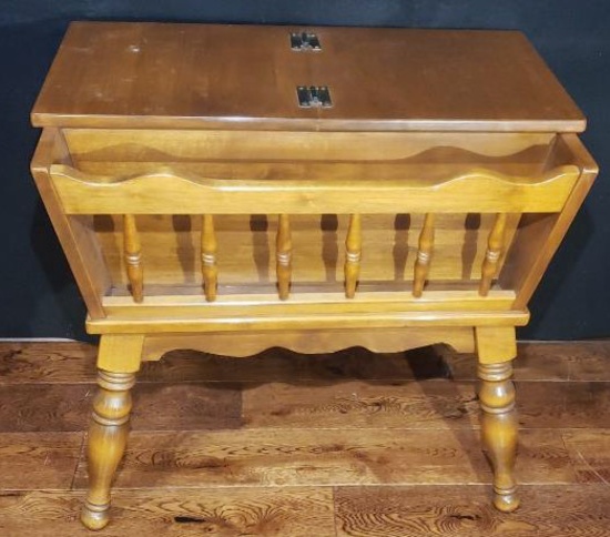 Early American- Style Maple End Table  with Lift
