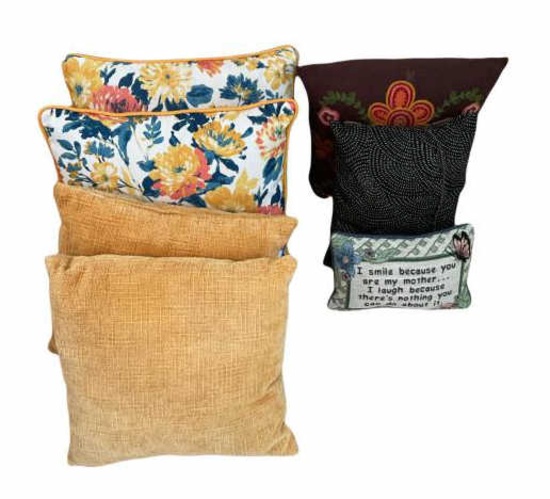 (7) Throw Pillows
