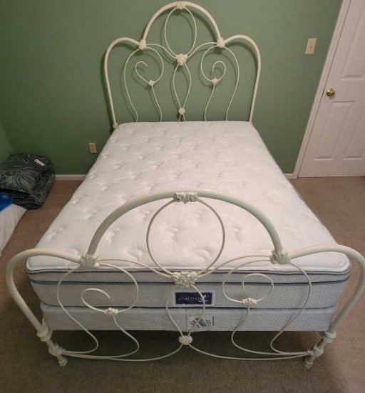 Full Size White Cast Iron Bed w/Rails