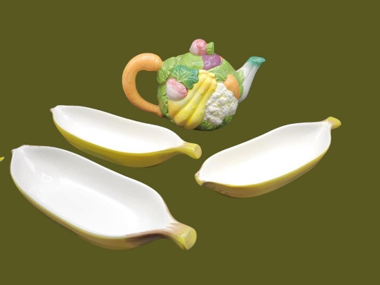 Teapot & (3) Corn Cob Trays