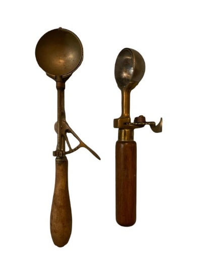 (2) Vintage Wooden Handled Icecream Scoops: (1)