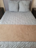 Queen Size Comforter w/2 Shams (no pillows) by