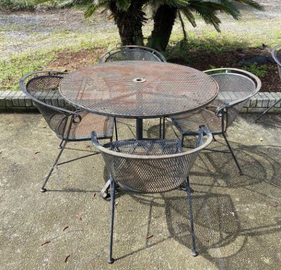 Round Iron Outdoor Table and (4) Iron Chairs