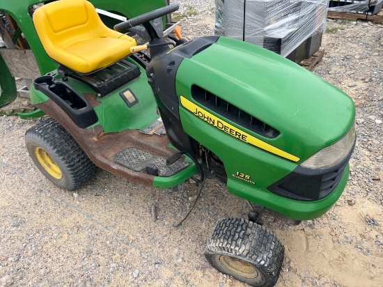 JOHN DEERE 125 LAWN MOWER (SALVAGE)