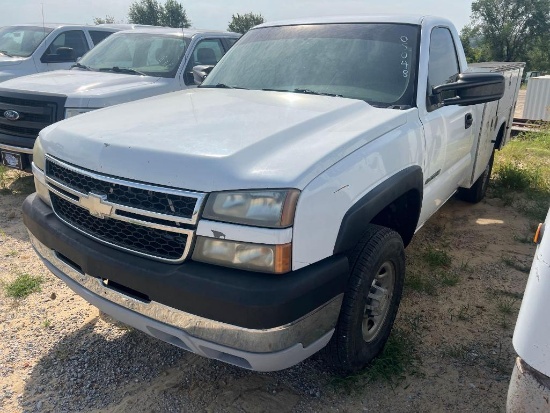 06 CHEVY 2500HD W/SERV BED/V#03033