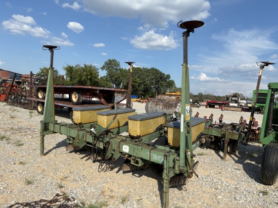 JD 7300 4 ROW PLANTER