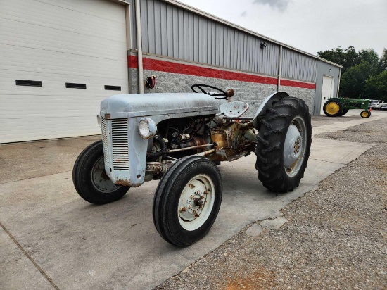 FERGUSON MODEL T030 NON ROPS TRACTOR, 4 SPEED TRANSMISSION, TOPLINK, CROSS DRDAWBAR