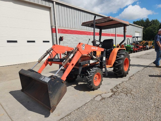 KUBOTA B8200-4 ROPS TRACTOR W/ CANOPY W/ QA LOADER, 48" BUCKET, JOYSTICK LOADER VALVE, 6X2
