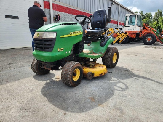 JOHN DEERE L100 LAWN TRACTOR, 17HP ENGINE W/ 42" DECK, 5 SPEED TRANSMISSION