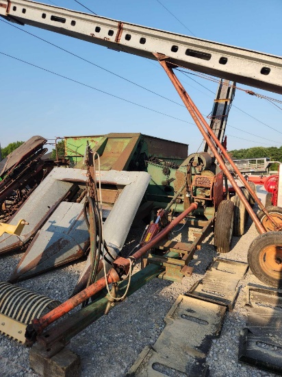 NEW IDEA 324 PULL 2-ROW CORN PICKER 8 BED HUSKIN ROLL W/ HYDRAULIC CORN HEAD LIFT W/ CYLINDER & HOSE