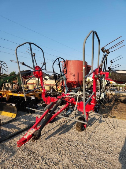 TITAN 17' PULL HYDRAULIC FOLD HAY TEEDER (UNUSED, RED) SN#080307