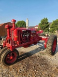 MCCORMICK DEEREING FARMALL MODEL F-20 TRICYCLE NON ROPS TRACTOR (WILL RUN & DRIVE HAND CRANK)