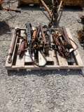 PALLET OF PTO SHAFTS, HYDRAULIC CYLINDER & HOSES, SWAYBAR, CROSS DRAWBAR (1 MONEY)