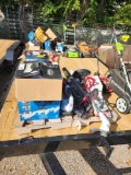 PALLET W/ ELECTRIC YARD TOOLS & HART SHOP VAC