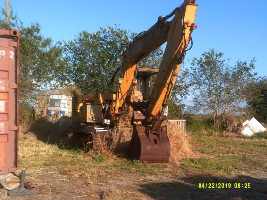 CASE 888 EXCAVATOR WITH THUMB