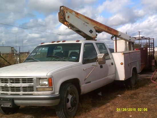 1998 CHEVY 3500 BUCKET TRUCK, WHITE, DROVE IN, VIN#6366, WITH TITLE