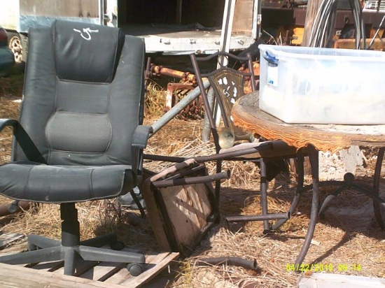 TABLE AND 2 CHAIRS, BLACK OFFICE CHAIR, AND CLEAR TOTE OF MISC
