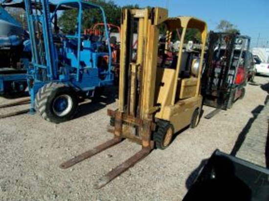 HYSTER FORKLIFT, 2945 HOURS, 3 STAGE MAST, YELLOW, NO KEY