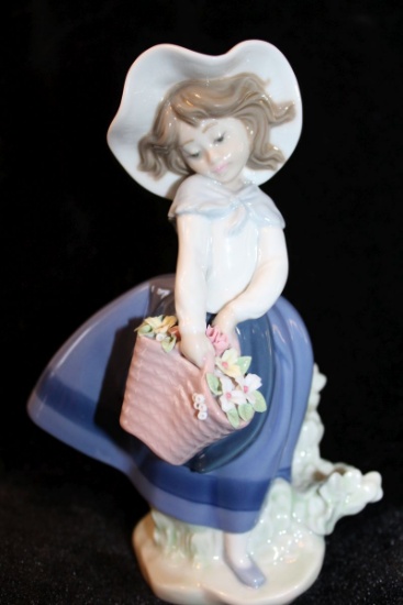 1984 Retired Lladro "Pretty Pickings" #5222