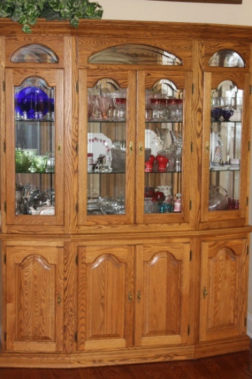 Gorgeous Solid Oak China Cabinet/Hutch