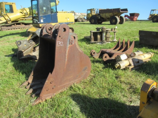 ROCKLAND 36" Digging Bucket, with Rockland hydraulic thumb (Not Assembled)