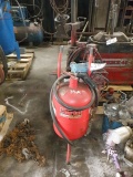 CLARKE 10 Gallon Portable Sandblast Pot
