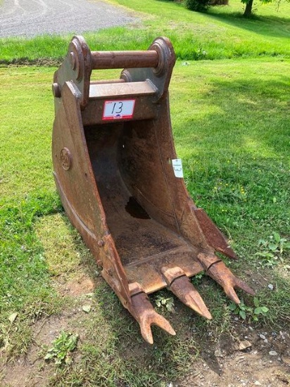 2004 GEITH 24" Digging bucket, s/n 463874, with tiger teeth and side cutters (JD240DLC)