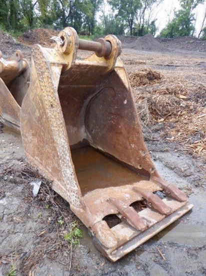 42" Digging Bucket, quick coupler and grading lip (Cat 330D/C)