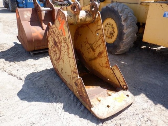 28" Digging Bucket, with side cutters and weld-on straight edge