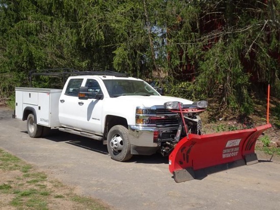 2018 CHEVROLET Model 3500HD, 4x4 Crew Cab Utility Truck, VIN# 1GB4KYCG5JF275806, powered by Vortec