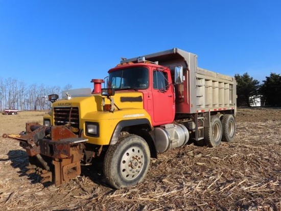 2000 MACK Model RD688S Tandem Axle Dump Truck, VIN# 1M2P267C4YM044563, powered by Mack E7-350 diesel