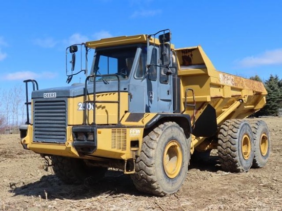 2000 JOHN DEERE Model 250C, 25 Ton Articulated End Dump, s/n BE250CT00010, powered by Mercedes 6