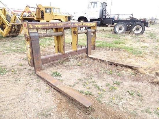 66" Quick Coupler Fork Attachment (Cat 966B) (DAY 1) (CO)
