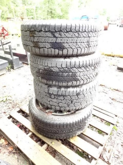 (4) 275/55R20 Tires, with aluminum rims