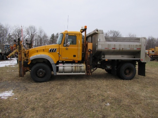 "10 Mack GU712  Plow Truck YW 6 cyl  Diesel  PB PS R AC VIN: 1M2AX02C4AM001200; Defects: Axle; Body