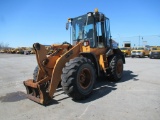10 Case 621E 2 Yard Loader YW 6 cyl Diesel (Hours: 5;604*) Defects: Body damage; HOUR METER DAMAGED;