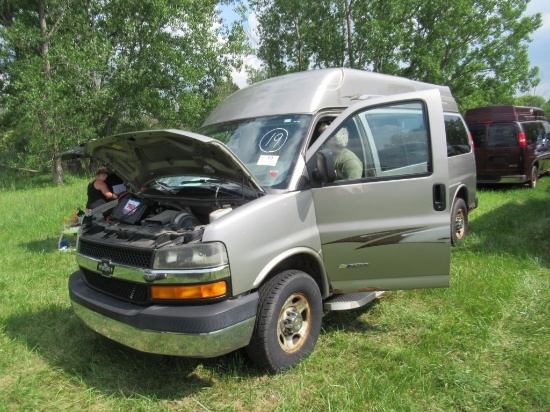 "04 Chevrolet G3500 Express  Van GY 8 cyl  Whlchr Van; Started Jump 6/8/21 AT PB PS R AC PW VIN: 1GB