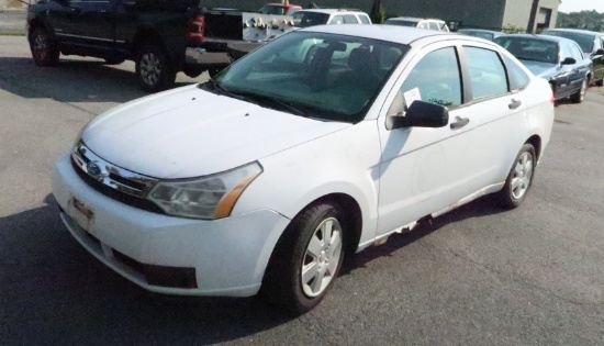 "08 Ford Focus  4DSD WH 4 cyl  Started w Jump on 8/25/21 AT PB PS R AC VIN: 1FAHP34NX8W297380; Defec