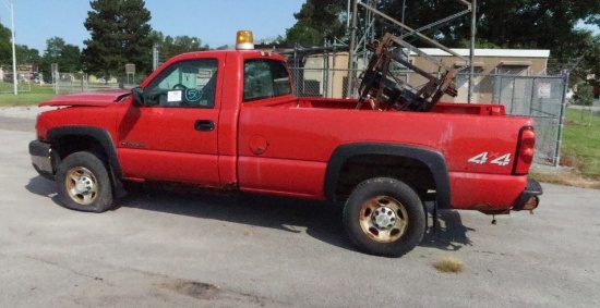 "06 Chevrolet K2500  Pickup RD 8 cyl  4X4; Started w Jump on 8/25/21 AT PB PS R AC VIN: 1GCHK24U26E1