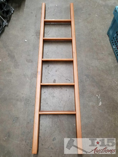 Wood bunk bed ladder